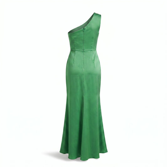 Vestido largo de gala Exotica verde esmeralda en satén con diseño de un solo hombro y cremallera oculta en la espalda.