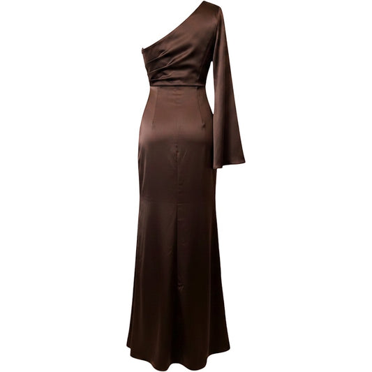 Vestido largo de satén marrón chocolate Exotica con diseño asimétrico de un solo hombro y manga larga acampanada