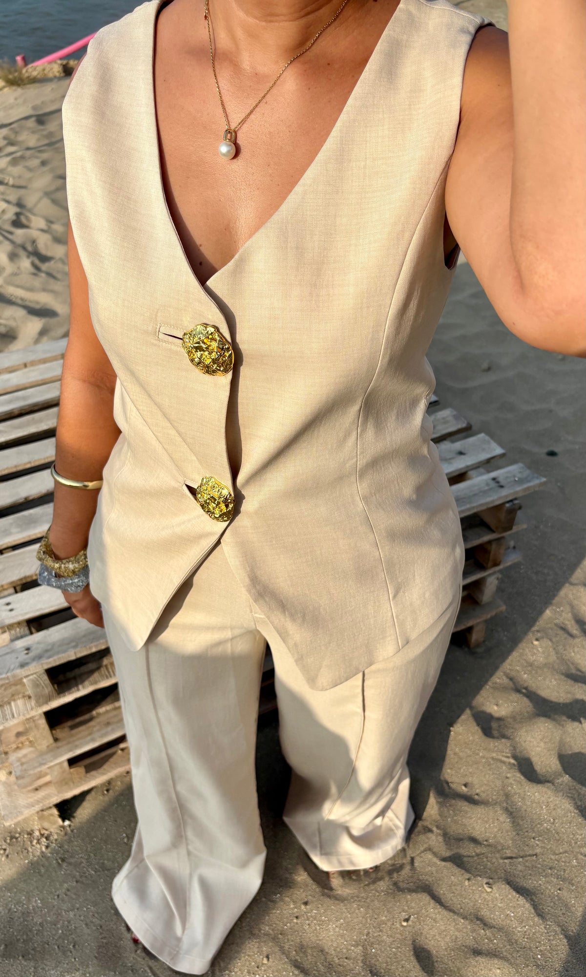 Conjunto Chaleco y Pantalón con Botones Dorados