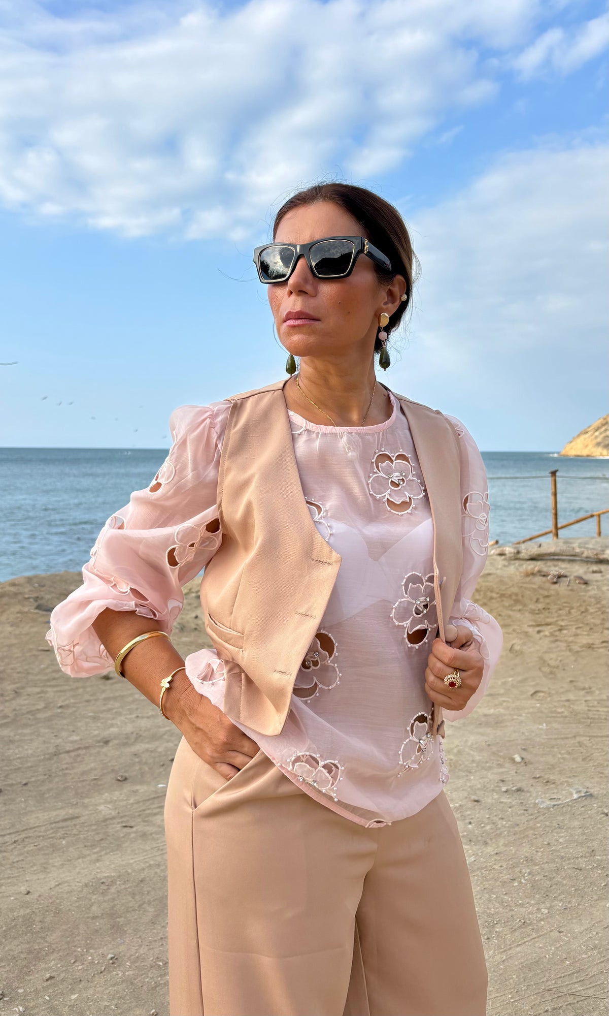 Blusa Flores Caladas y Perlas
