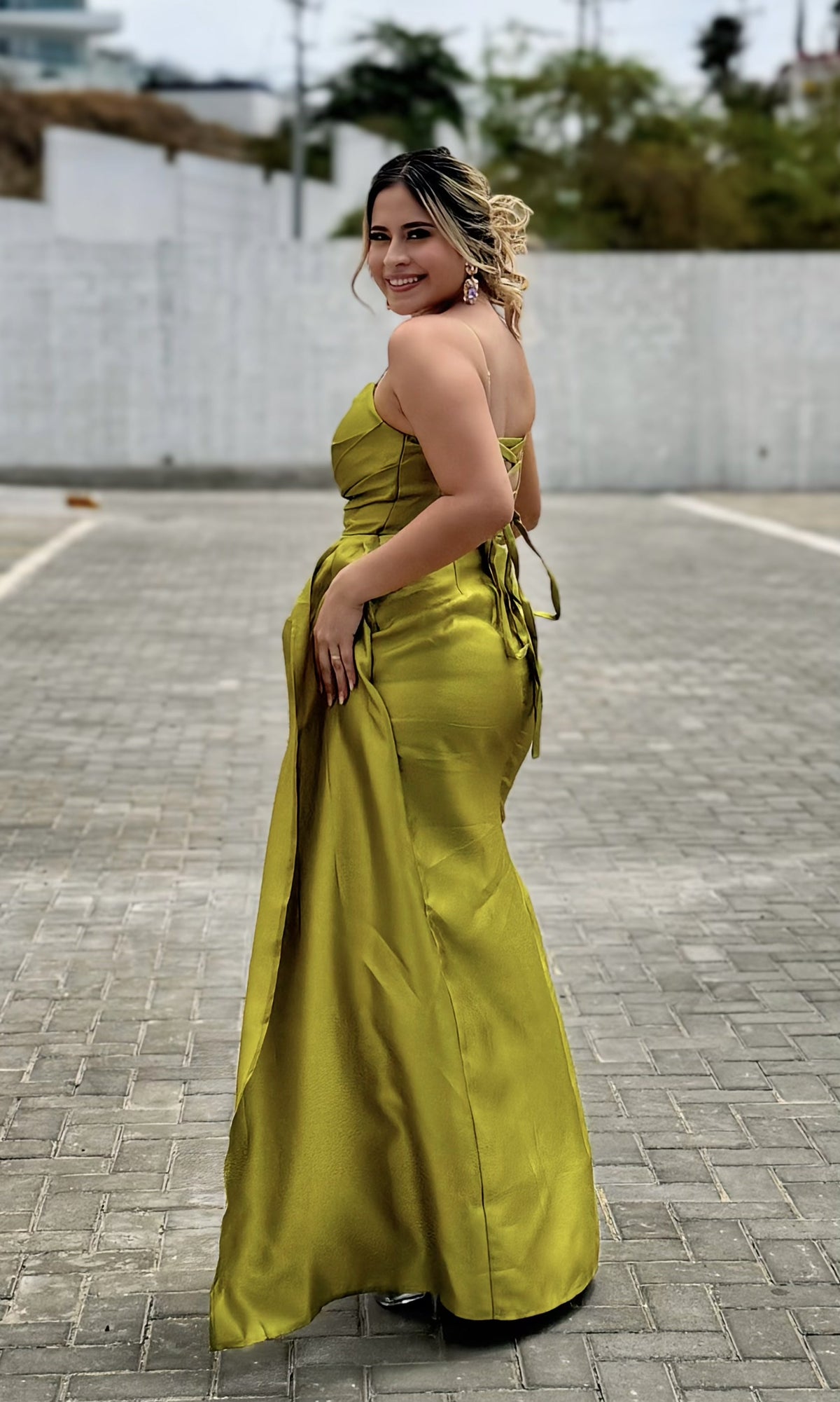 Vestido Largo Drapeado Lateral Mostaza