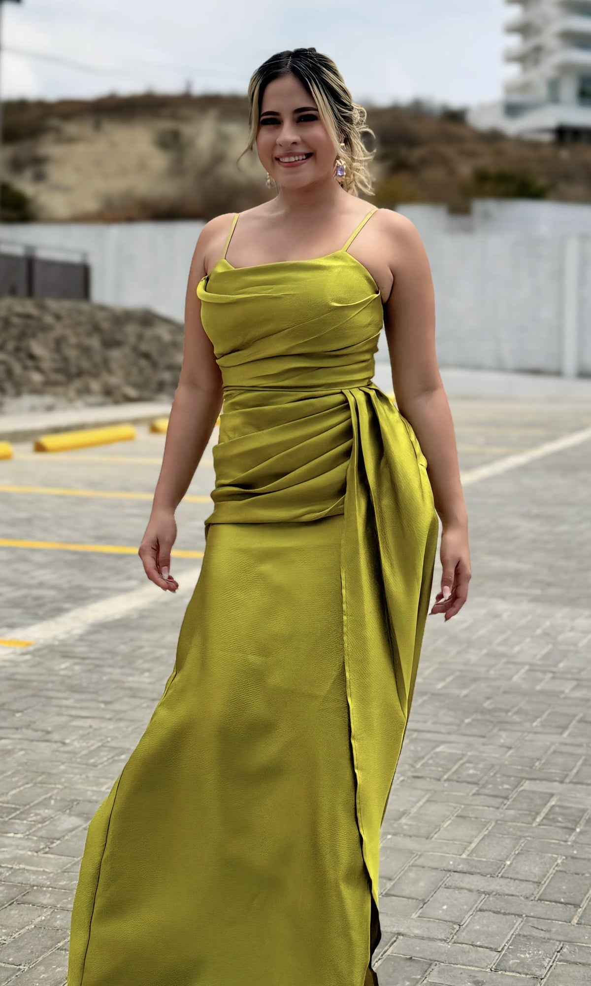 Vestido Largo Drapeado Lateral Mostaza
