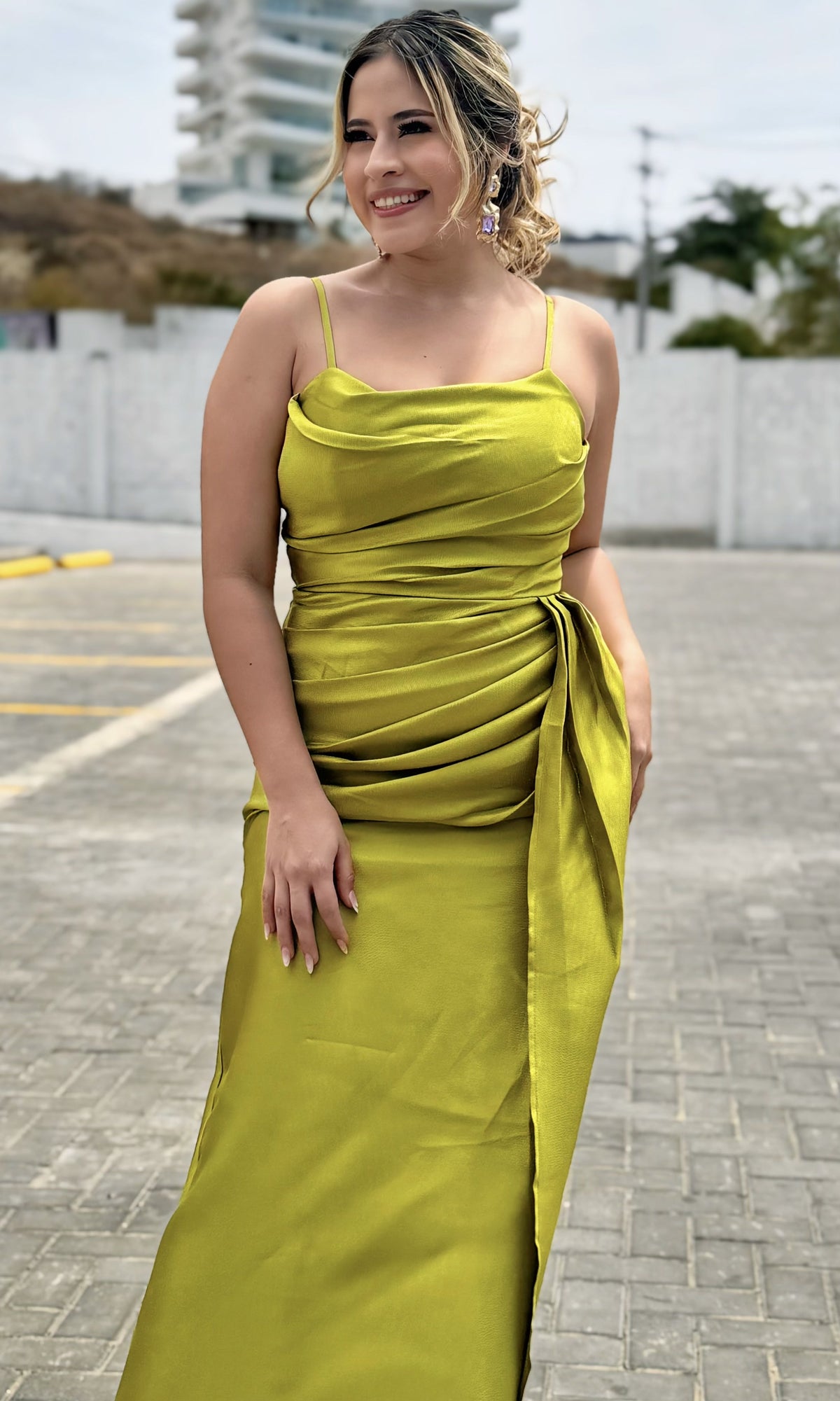 Vestido Largo Drapeado Lateral Mostaza