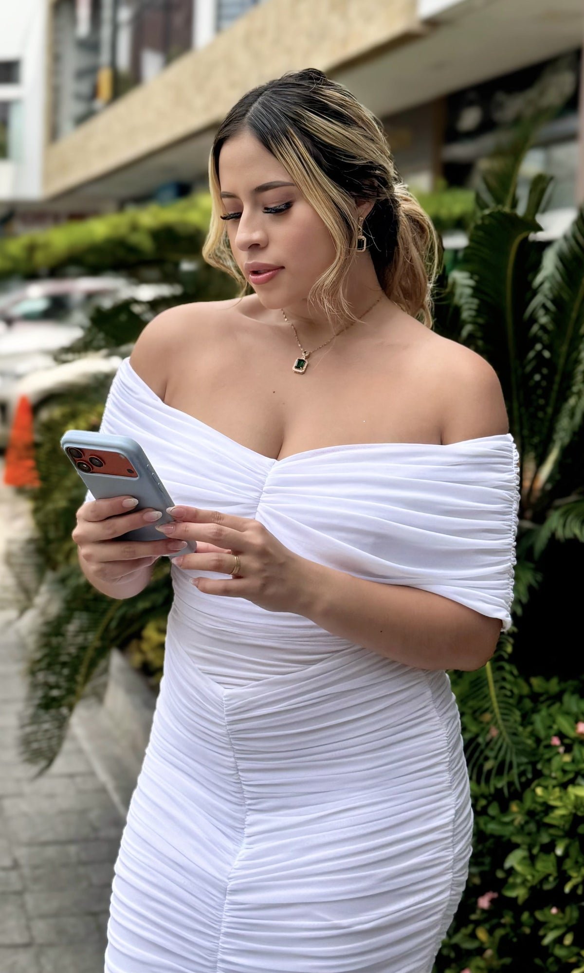 Vestido Fruncido Hombros Descubiertos Blanco