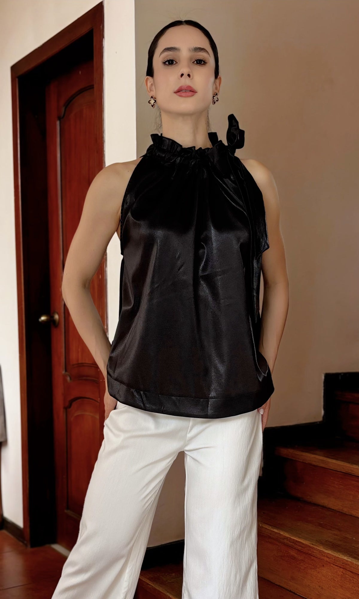 Blusa Satinada Cuello Lazo Negro