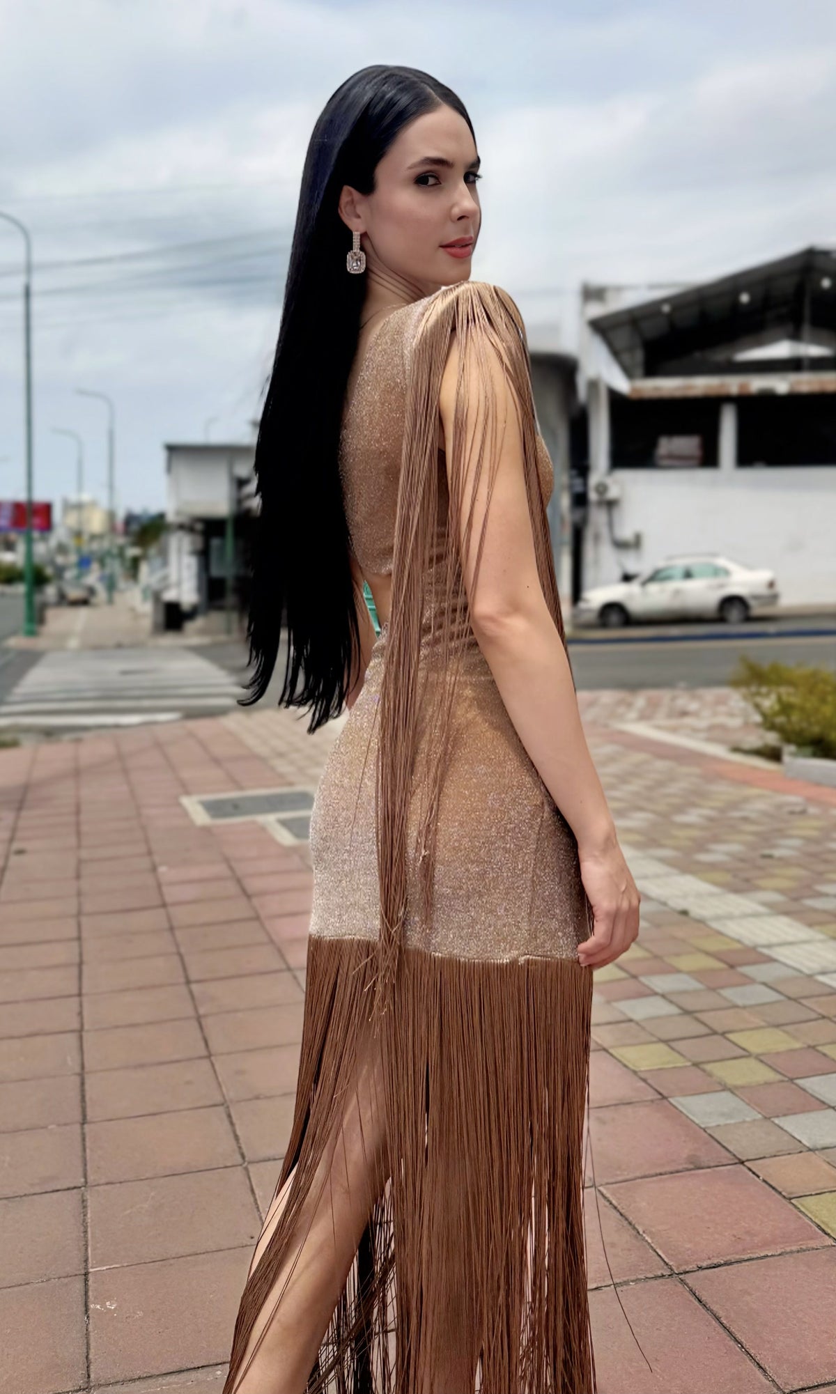 Vestido Un Hombro Flecos Café