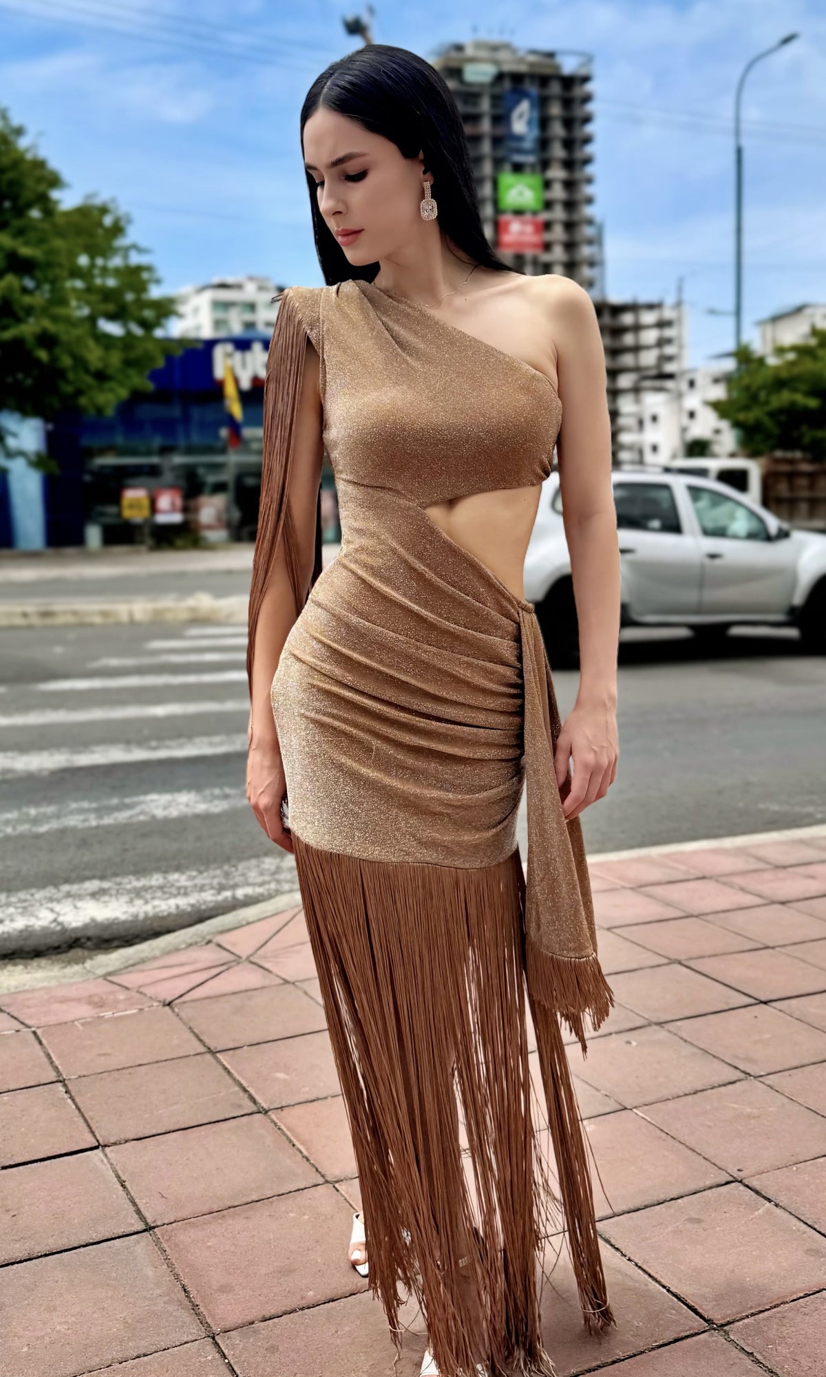 Vestido Un Hombro Flecos Café