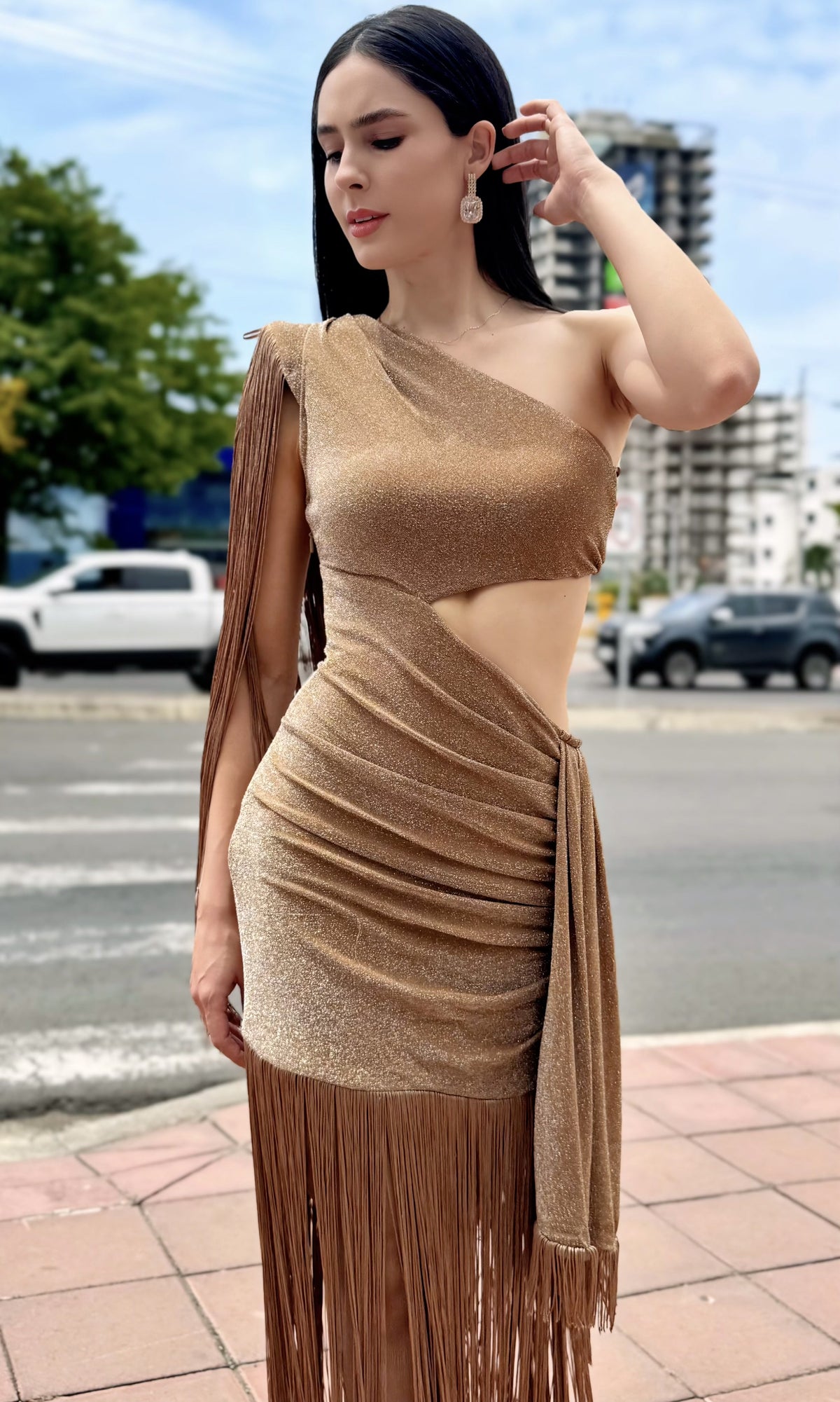 Vestido Un Hombro Flecos Café