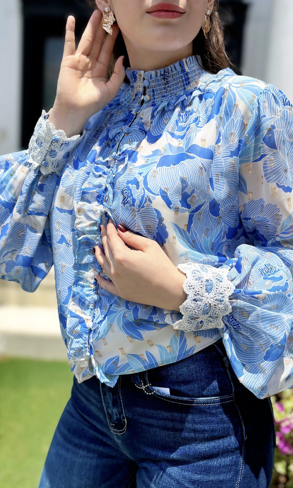 Blusa Floral Cuello Alto Celeste