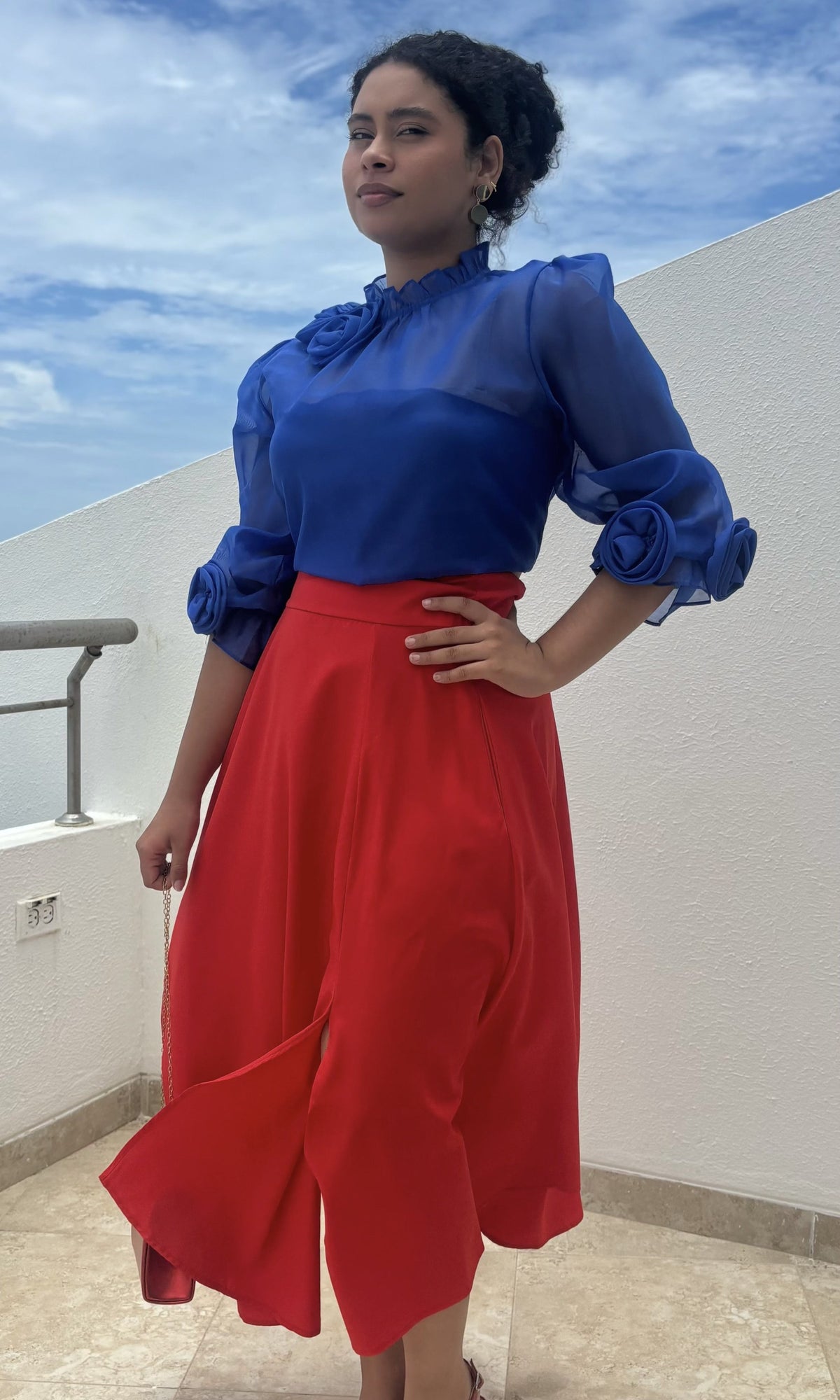 Blusa Rosetas Cuello Alto Azul