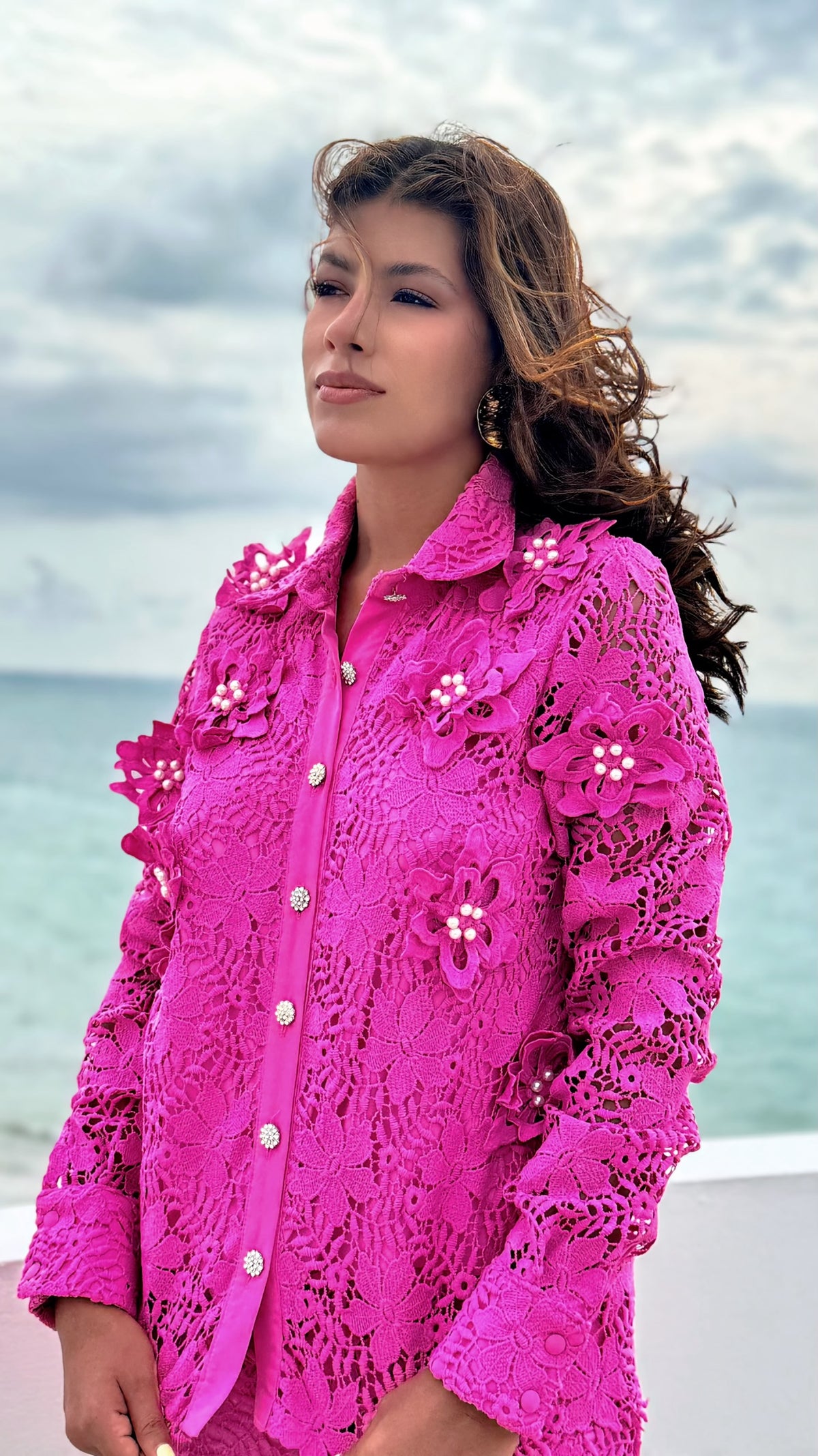 Conjunto Exotica fucsia de encaje con camisa de flores en relieve, botones joya y perlas, ideal para eventos.
