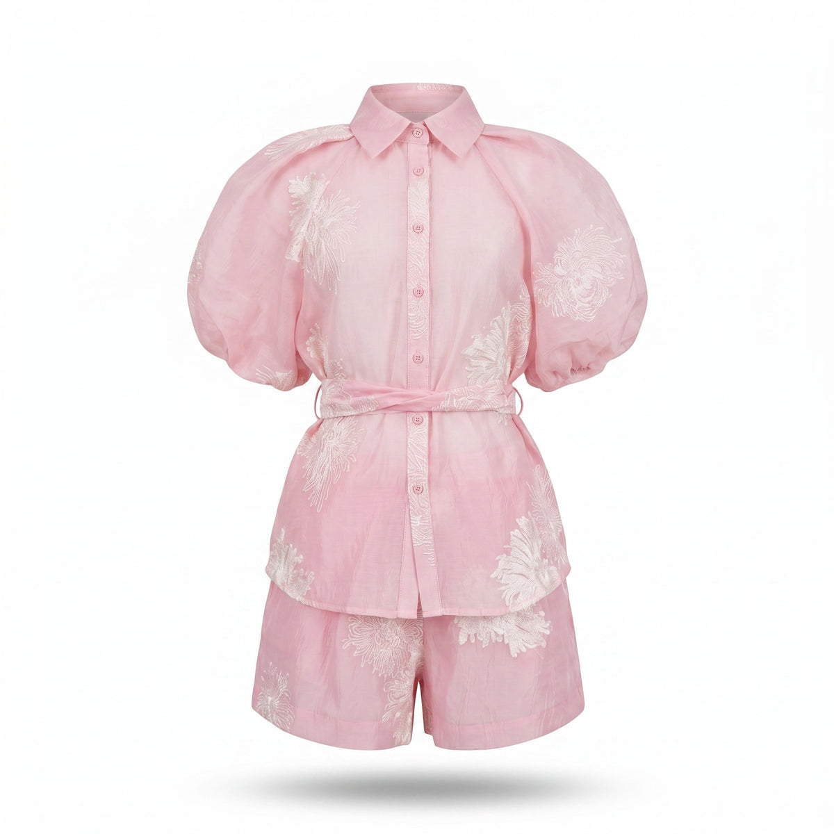 Conjunto Exotica de dos piezas rosa pastel con camisa de mangas abullonadas, shorts y bordado floral artesanal.