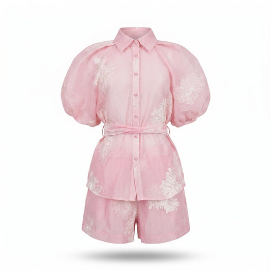 Conjunto Exotica de dos piezas rosa pastel con camisa de mangas abullonadas, shorts y bordado floral artesanal.