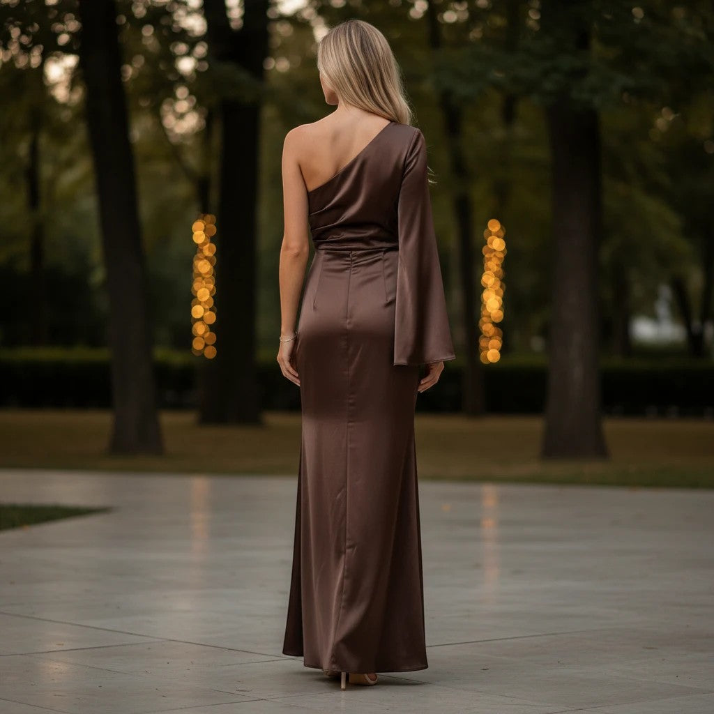 Vestido largo Exotica de satén marrón chocolate con un solo hombro, manga acampanada y espalda descubierta.