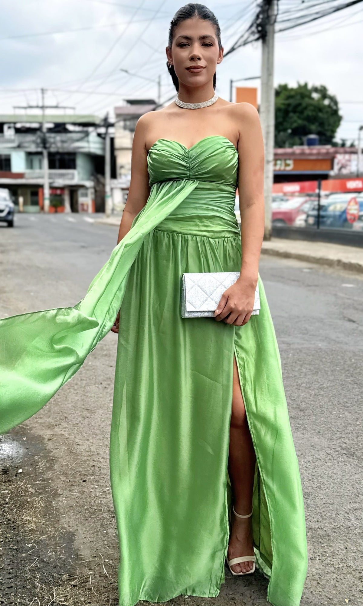 Vestido Satinado Abertura Verde