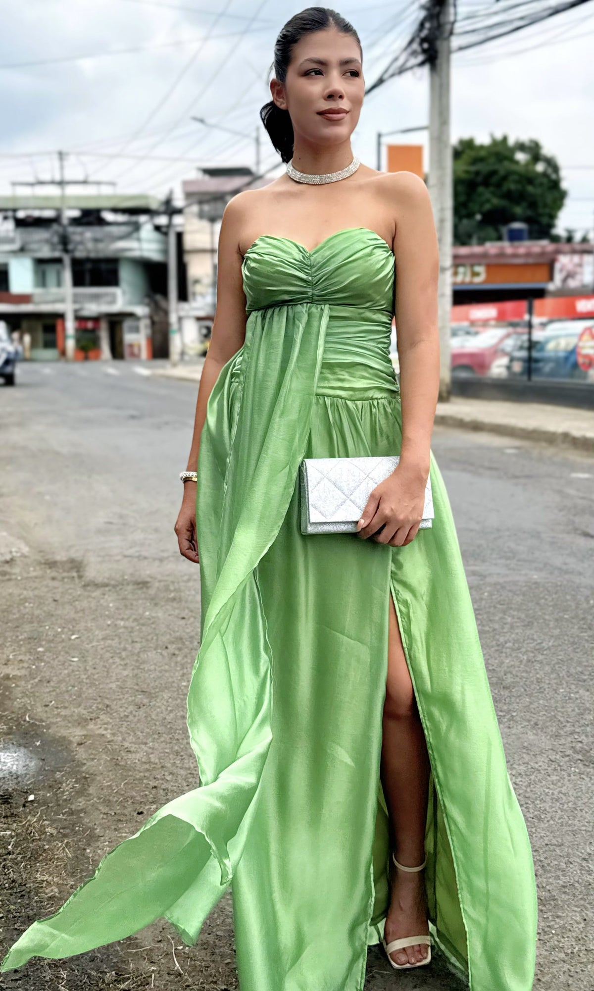 Vestido Satinado Abertura Verde