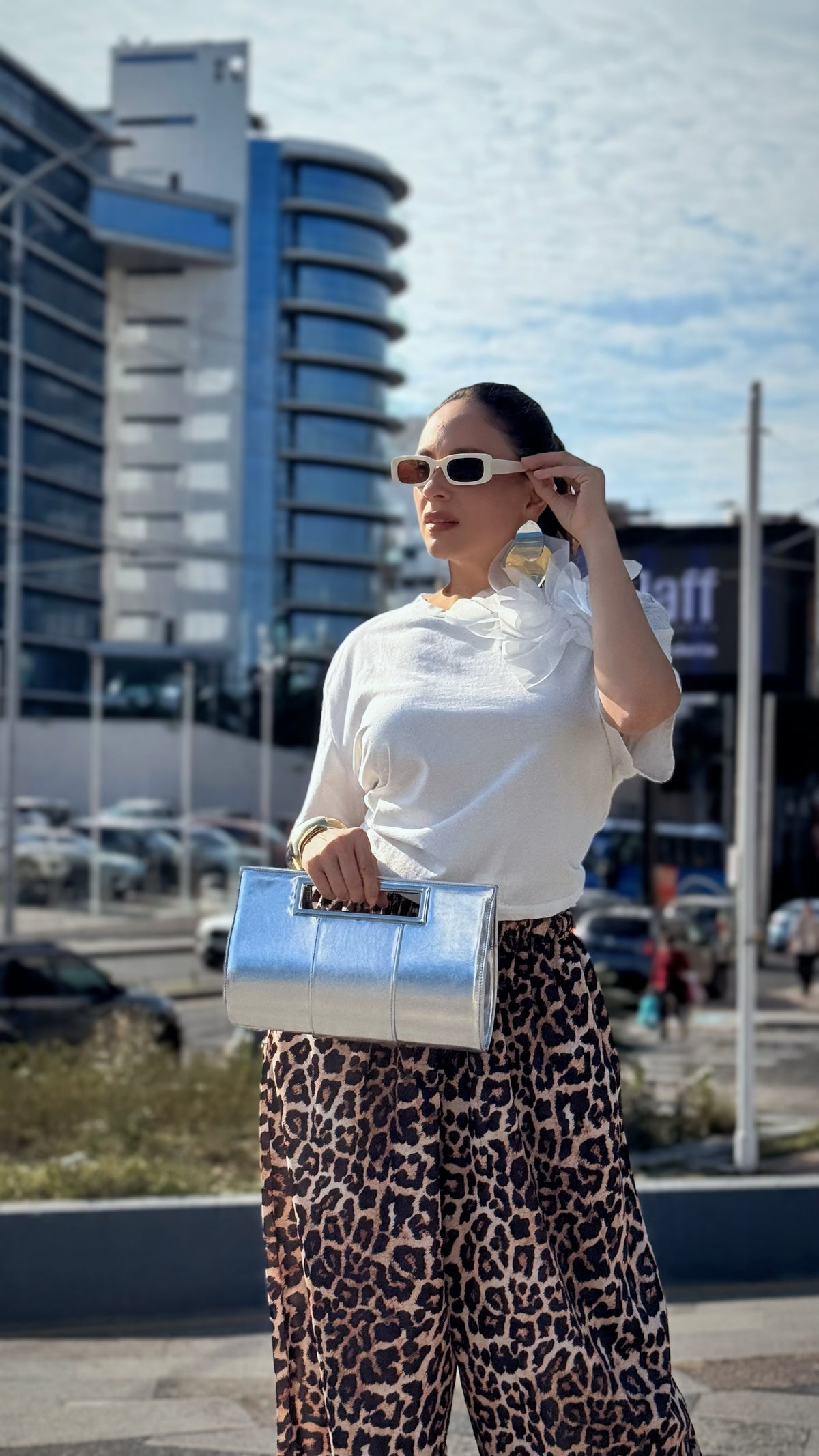 Blusa Blanca Cropped con Perlas