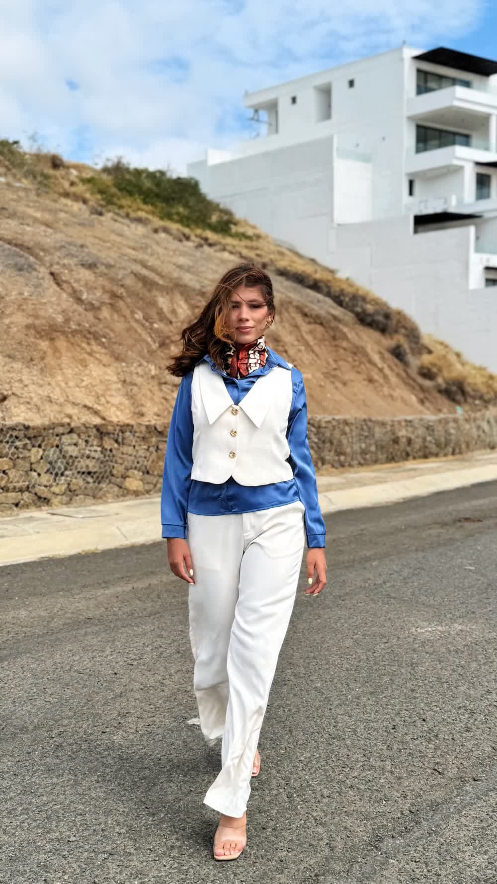 Look sastre con camisa azul