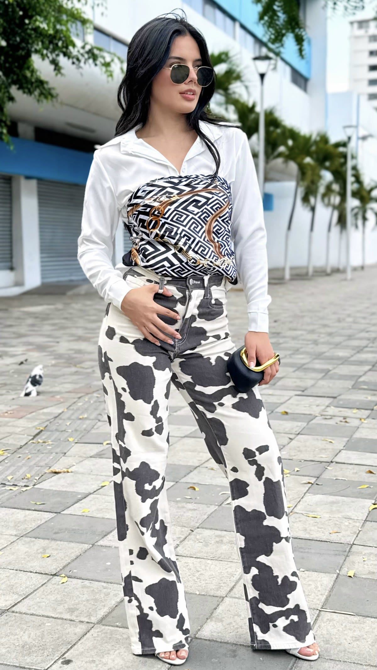 Look camisa blanca y pantalón vaca